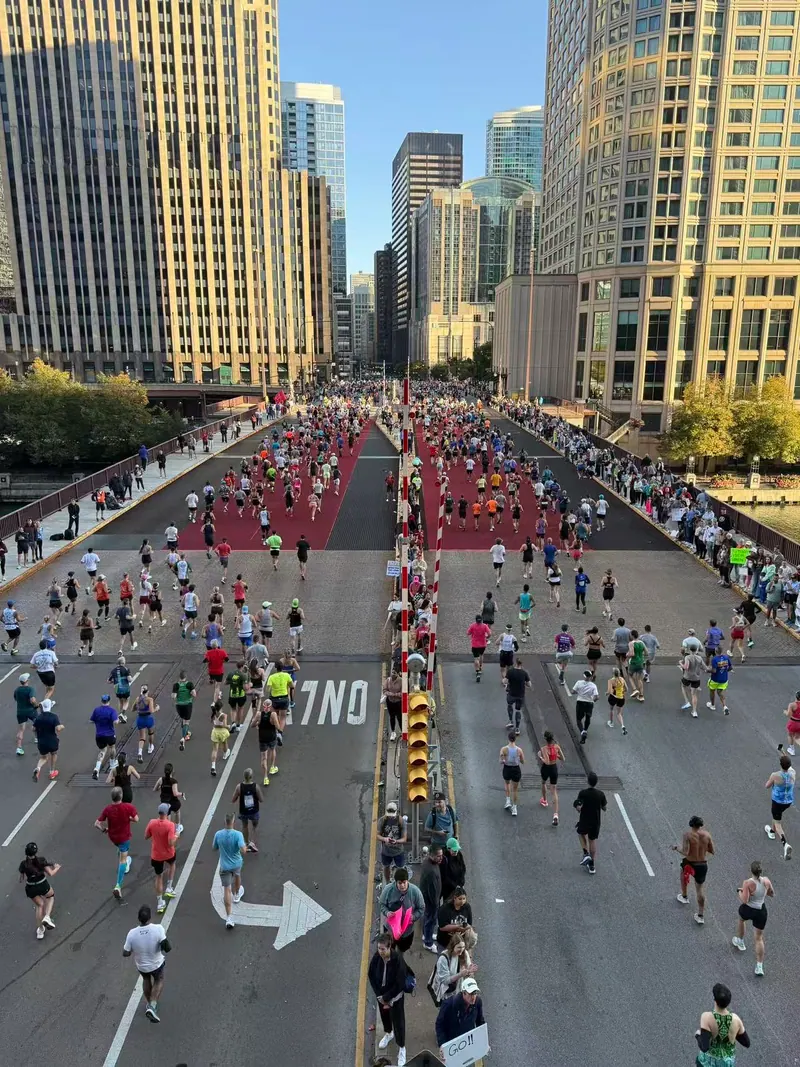 Runners on the Chicago course, photographed from a bridge.